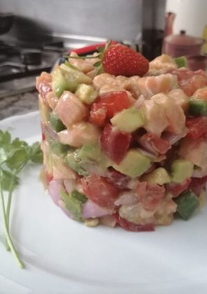 Una foto de Tartar de salmón, aguacate y verduritas