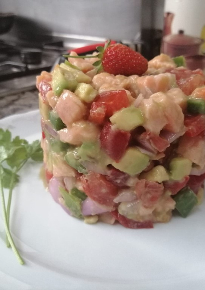 Una foto de Tartar de salmón, aguacate y verduritas