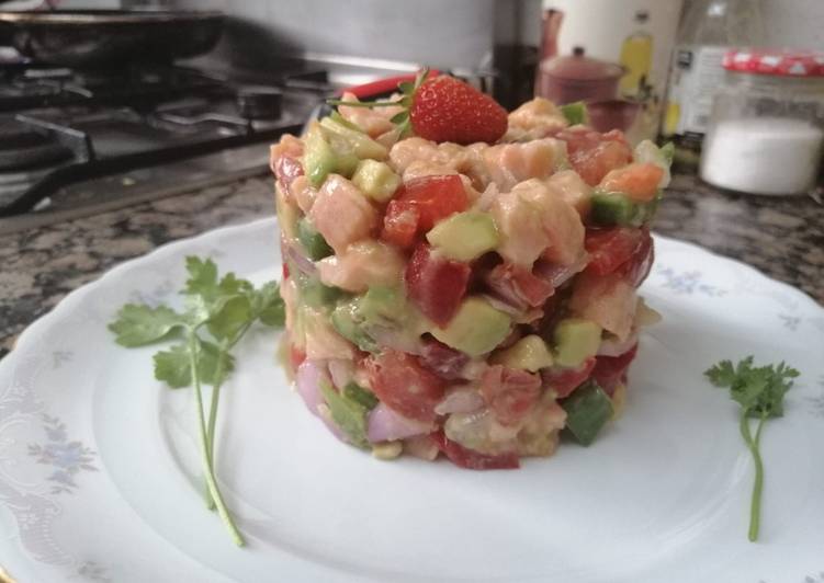 Tartar de salmón, aguacate y verduritas