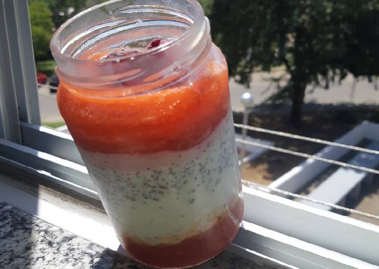 Pudim de chia com morangos