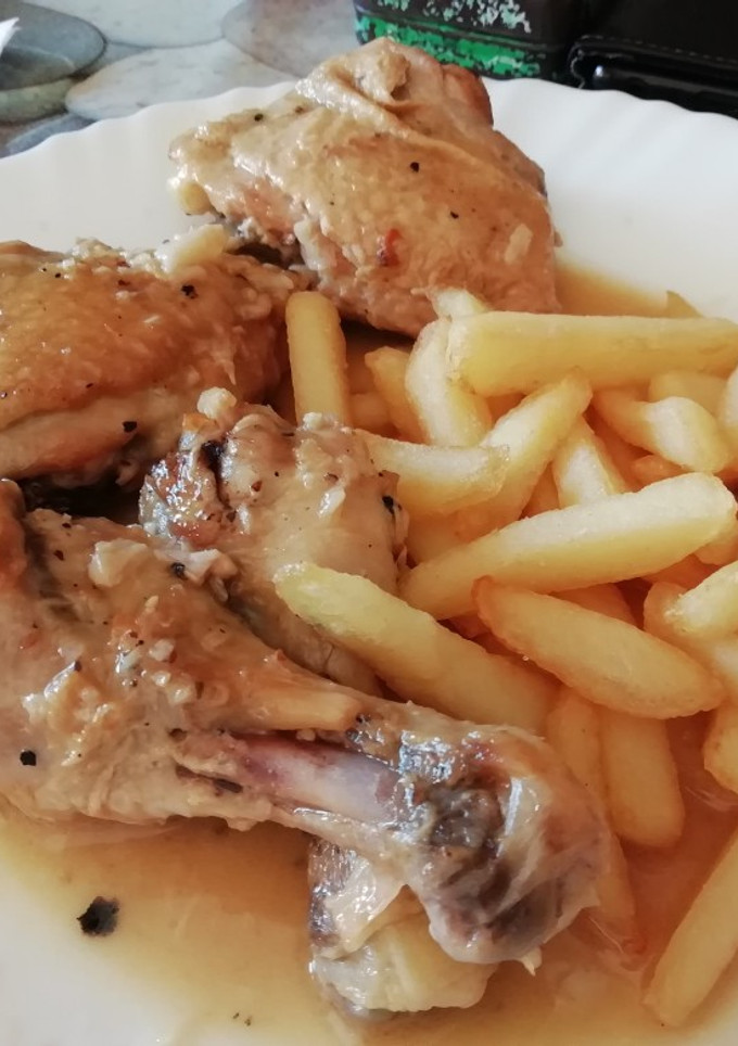 Una foto de Pollo al ajillo