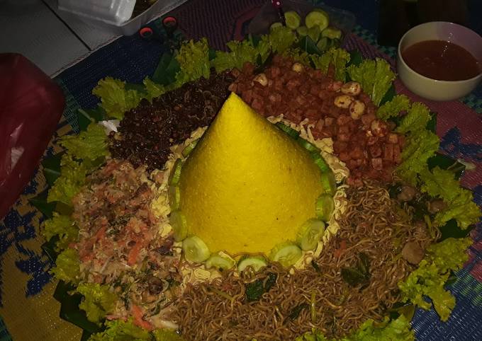 Nasi Tumpeng kuning sederhana