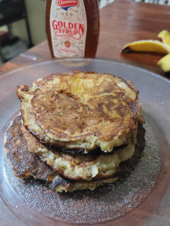 Una foto de Pancakes de banana y huevo sin harina ni azúcar 🍌🥞