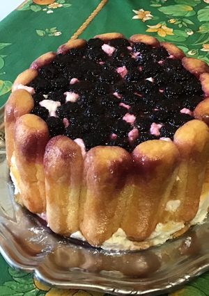 Une photo de Charlotte aux pommes et mûres