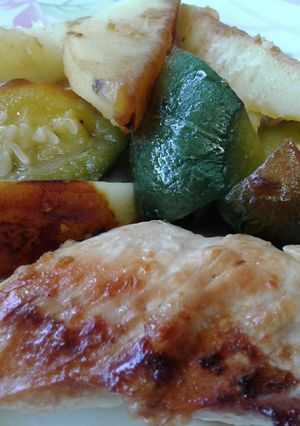 Una foto de Pollo y verduras al horno tipo vapor
