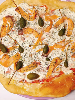 Foto principal de Pizza de salmón y alcaparras