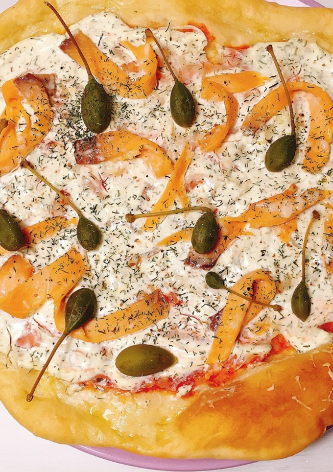Una foto de Pizza de salmón y alcaparras