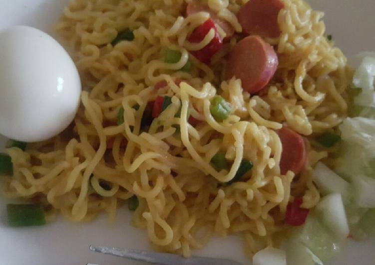 Noodles with sausages and boiled egg