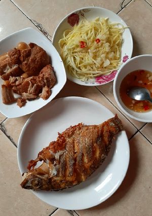 Hình của món Cơm trưa cá chiên.