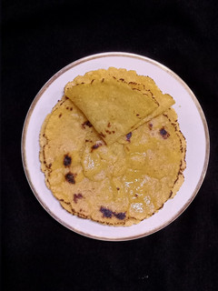 મકાઈ ના રોટલા (Makai Rotla Recipe In Gujarati) રેસીપી મુખ્ય ફોટો