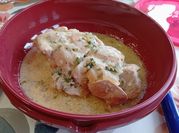 Una foto de pechugas de pollo jugosas