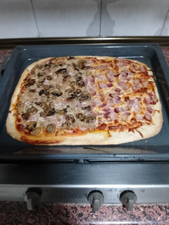 Una foto de Pizza de atún, bacon y champiñones