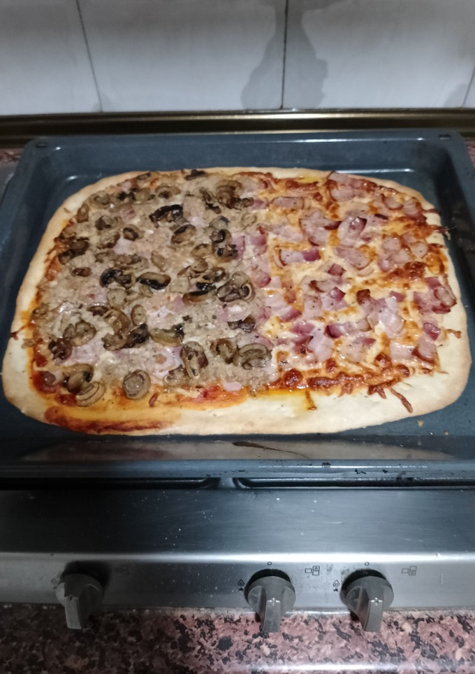 Una foto de Pizza de atún, bacon y champiñones