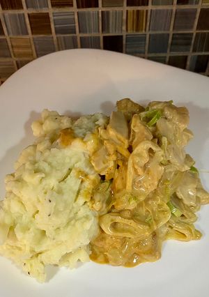 Una foto de Pollo con salsa de hongos