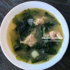 A picture of Seaweed Chicken Soup.