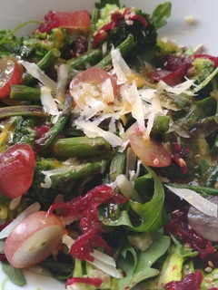 Una foto de Ensalada templada, verde que te quiero verde