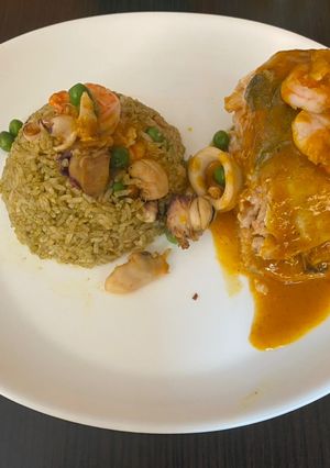 Una foto de Pescado Relleno con Mariscos bañado en salsa de ají Amarillo