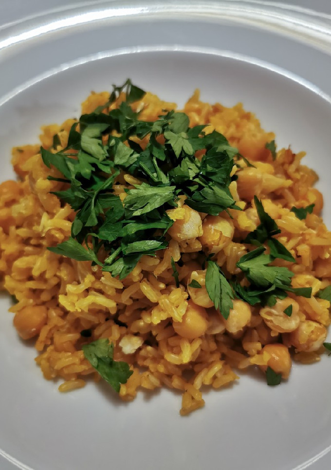 Una foto de Arroz amarillo con garbanzos