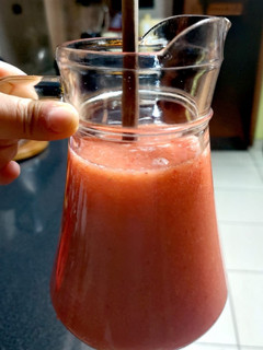 Una foto de Jugo de fresas y papaya