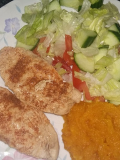 A picture of Chicken, pumpkin and salad.