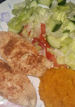 A picture of Chicken, pumpkin and salad.