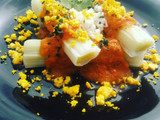 Puerros cocidos con salsa de tomate y huevo cocido