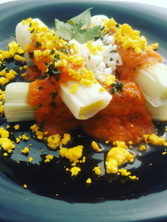Una foto de Puerros cocidos con salsa de tomate y huevo cocido