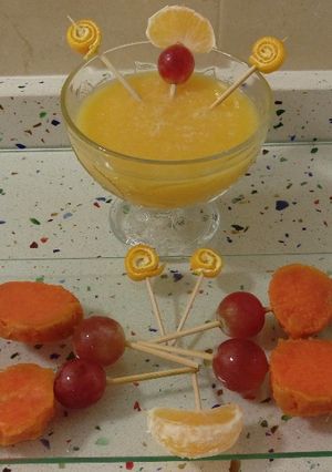 Una foto de Smoothie de mandarinas con piruletas de boniato y uvas