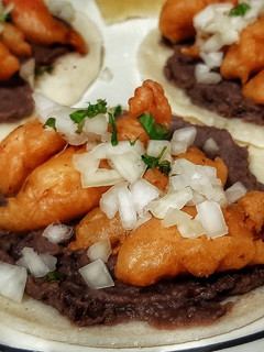 Una foto de Tacos de langostinos en tempura de cerveza