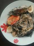 Espagueti nero con salsa de marisco⛵