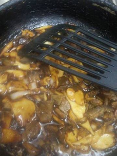Una foto de Salteado de cubos de carne, champiñones en salsa de soya y miel
