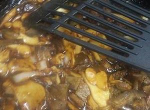 Una foto de Salteado de cubos de carne, champiñones en salsa de soya y miel