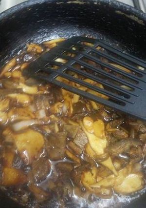 Una foto de Salteado de cubos de carne, champiñones en salsa de soya y miel