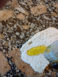Una foto de Pan con oliva y sal