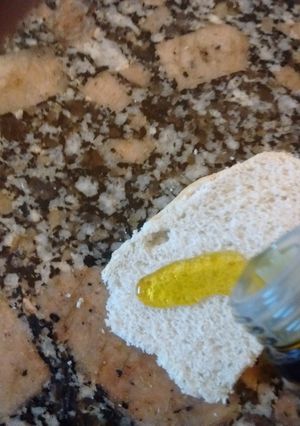 Una foto de Pan con oliva y sal