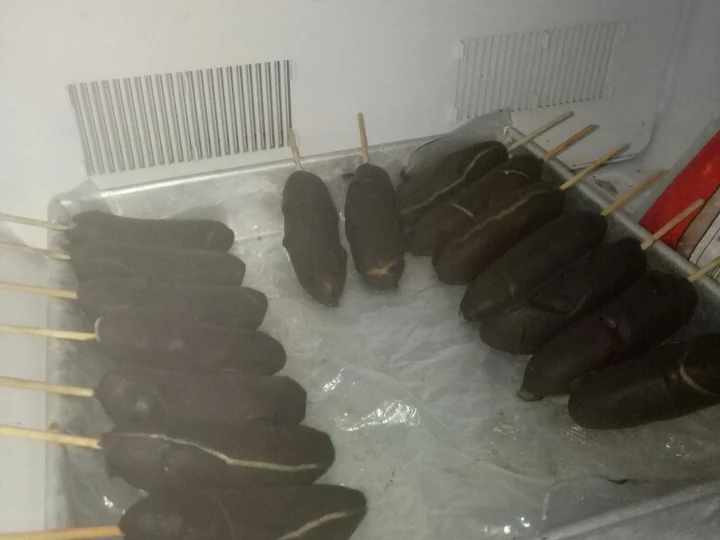 Cara Gampang Menyiapkan Resep Es piscok coklat ny rasa magnum 😘 yang Lezat Anti Ribet, Lezat Sekali