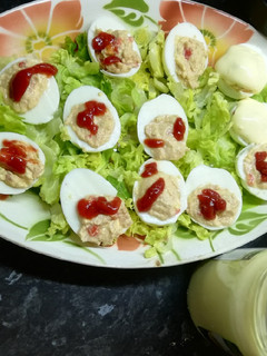 Una foto de Huevos rellenos de atún y pimiento rojo