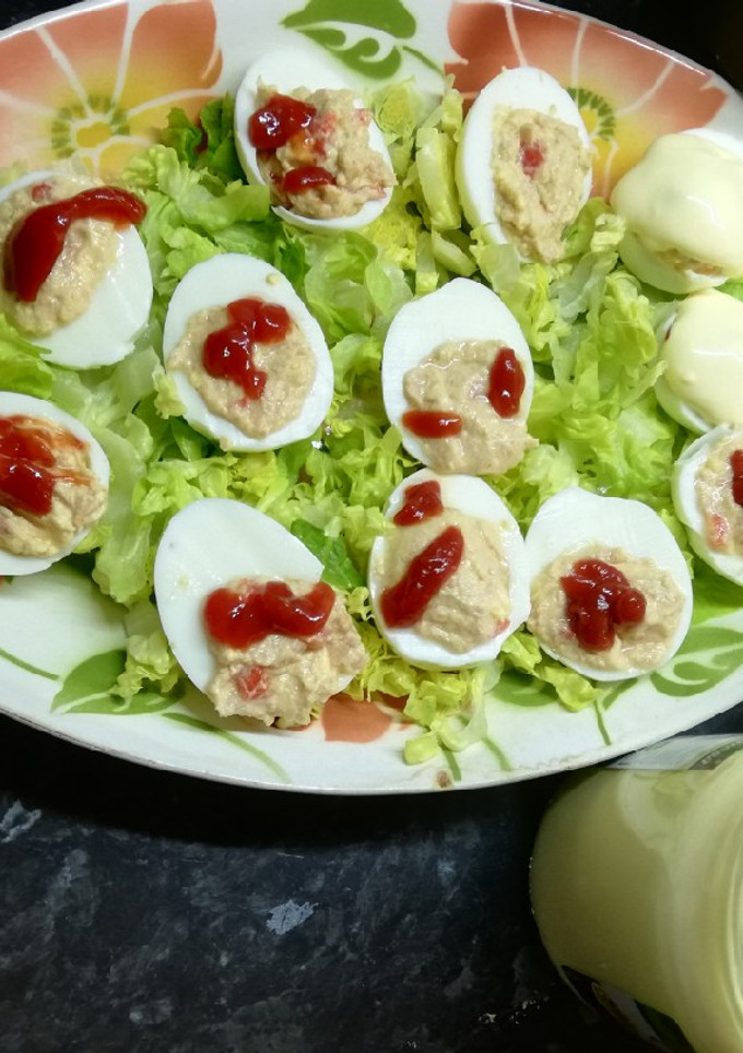 Una foto de Huevos rellenos de atún y pimiento rojo