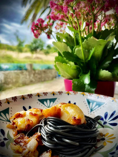 Una foto de Spaghetti al negro di sepia con vieiras