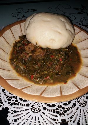 A picture of Pounded yam da miyar alyahu.(spinach).
