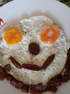 Una foto de Huevos con chorizo y sonrisa para los peques