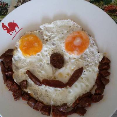 Huevos con chorizo y sonrisa para los peques