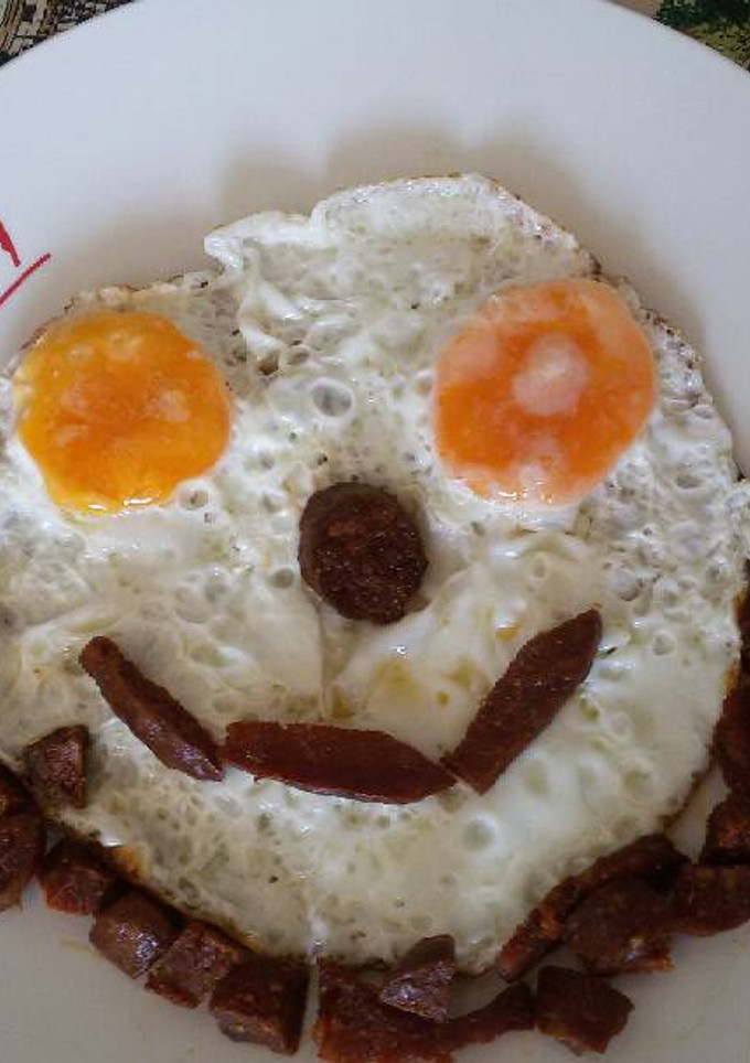 Una foto de Huevos con chorizo y sonrisa para los peques
