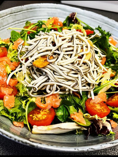 Una foto de Ensalada templada de gulas y salmón ahumado