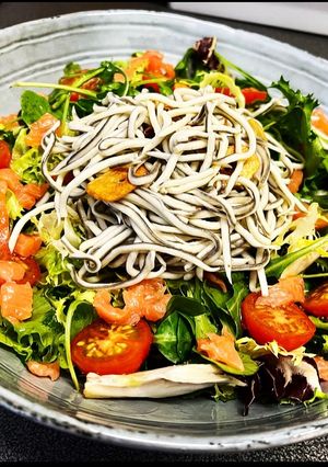 Una foto de Ensalada templada de gulas y salmón ahumado