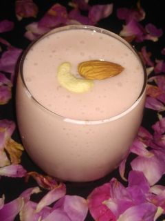 बनाना लस्सी (Banana Lassi Recipe In Hindi) रेसिपी मुख्य फोटो