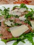 Carpaccio di Vitellino con Rucola e Scaglie di Grana