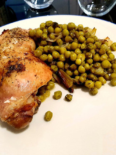 Una foto de Pollo al horno con guisantes congelados, fácil y sorprendente 😀