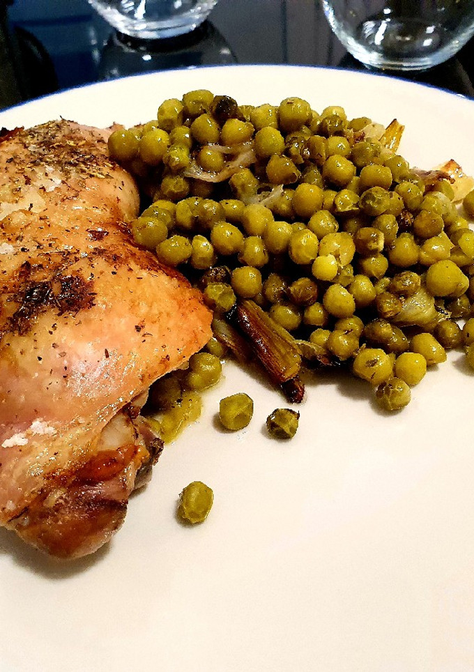 Una foto de Pollo al horno con guisantes congelados, fácil y sorprendente 😀