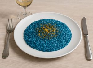 Foto di Risotto Blu con Spirulina e Agrumi